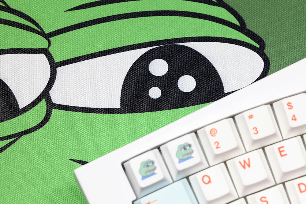 Keeblie Pepe Deskmat: 900x400x5mm Soft Rubber with Stitched Edges - Green